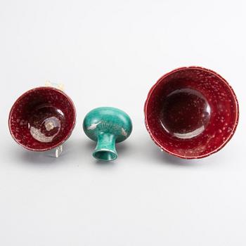 WILHELM KÅGE, skålar 2 st samt vas, Gustavsberg 1900-talets andra hälft.