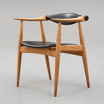 HANS J WEGNER, karmstol "Åget", modell "CH-34", Carl Hansen & Søn, Danmark 1960-tal.