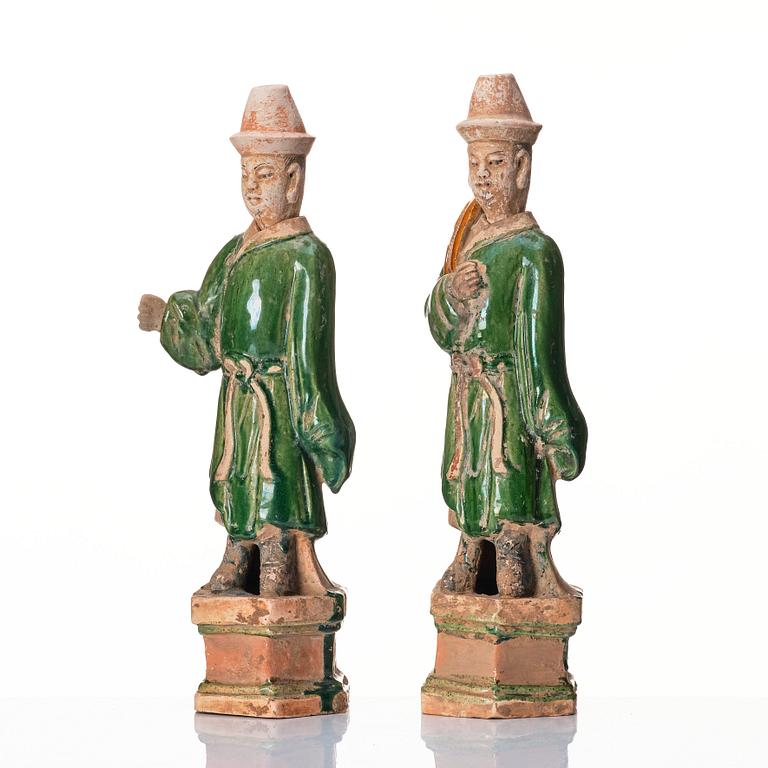 Skulpturer, ett par, keramik. Mingdynastin (1368-1644).