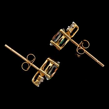 RING, HÄNGE samt ÖRHÄNGEN, ett par, 10k guld med topaser och tot 11 fasettslipade diamanter. Vikt 5 g.