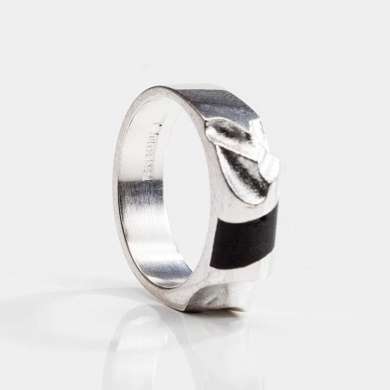RING, sterling silver och ebenholts, "Bantu" Zoltan Popovits, Lapponia 1996. Vikt 6,6 g.