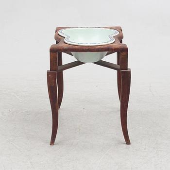 Bidé, fajans, med träställning, 1800-tal.