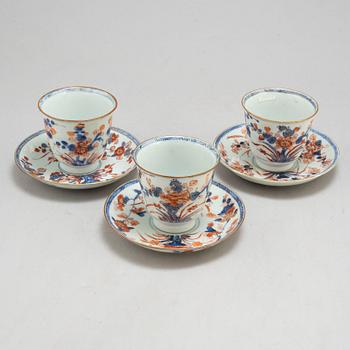 Three imari cups with saucers and two plates, Qing dynasty, Qianlong (1736-95).