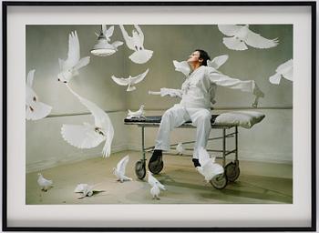 Martin Schoeller, "Quentin Tarantino with Doves; Los Angeles, CA", 2004.