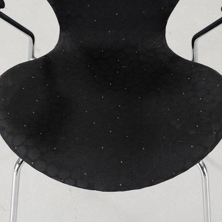 ARNE JACOBSEN, karmstol, "Sjuan", Fritz Hansen, daterad 1994.