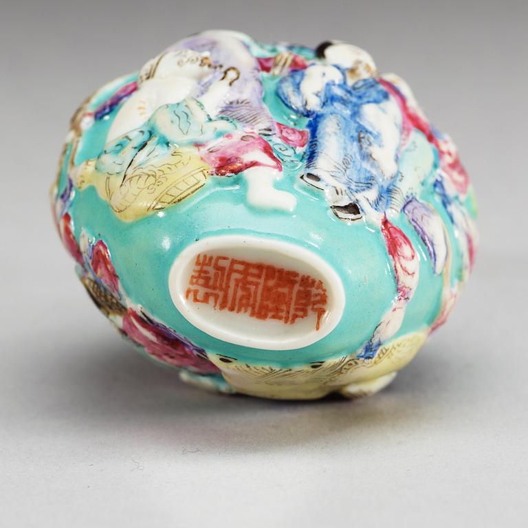 A famille rose snuff bottle, late Qing dynasty.