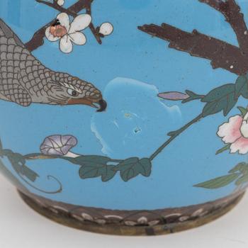 Vas samt fat, cloisonné. Japan, tidigt 1900-tal.
