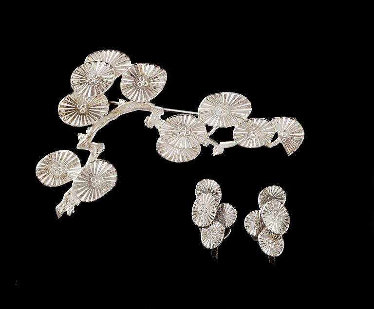 A Wiwen Nilsson sterling brooch and a pair of earrings, Lund 1956 och 1958.