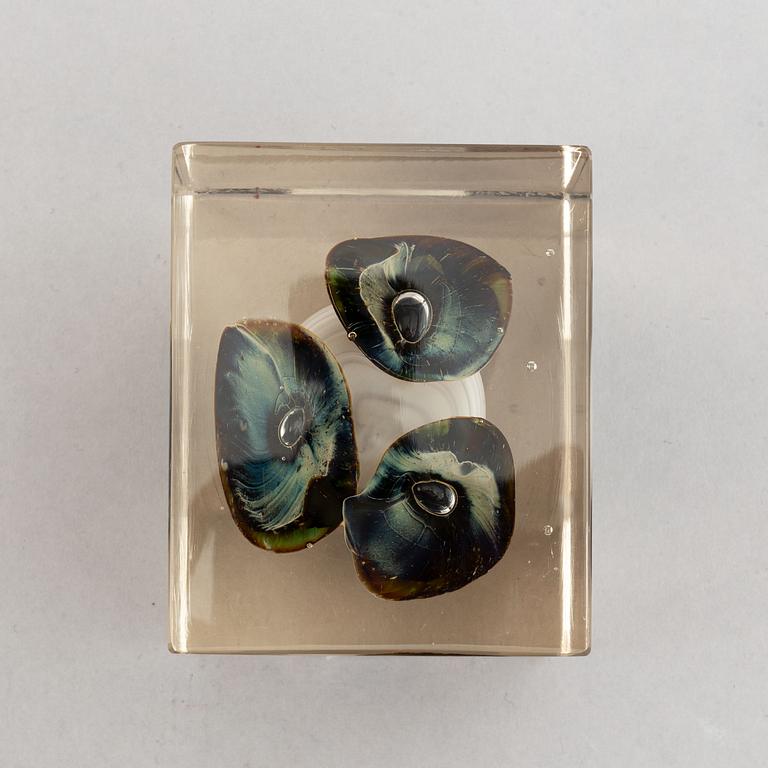 Oiva Toikka, a glass cube, Nuutajärvi Notsjö, 1978, numbered 480/2000.