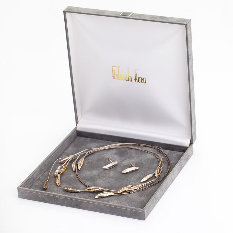 Marja Suna, Halsband och örhängen "Höstlöv", sterlingsilver. Kaunis koru/Kalevala Koru, Helsingfors 1999.