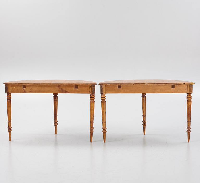 A birch veneered dining table, second half of the 19th Century.