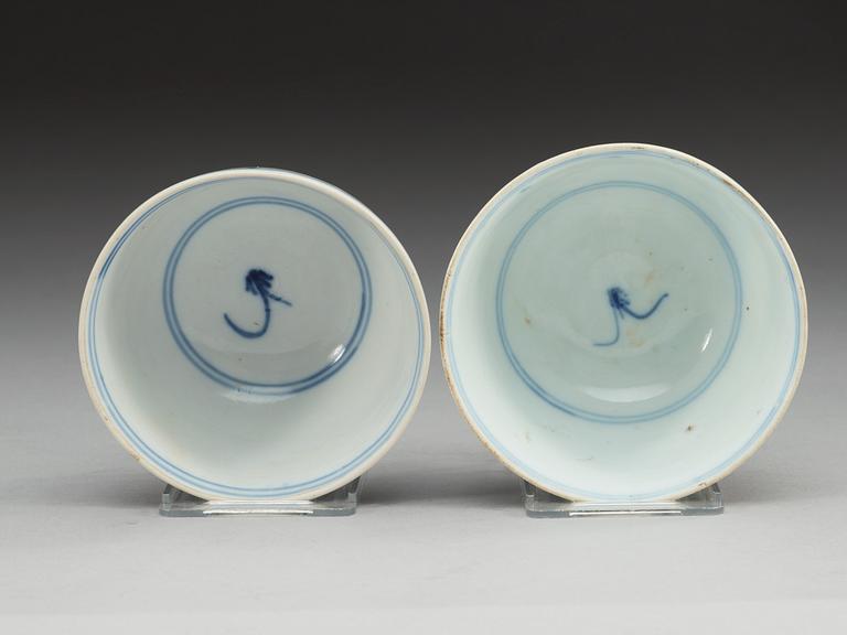 SKÅLAR, två stycken snarlika, porslin. Ming dynastin, Wanli (1573-1620).