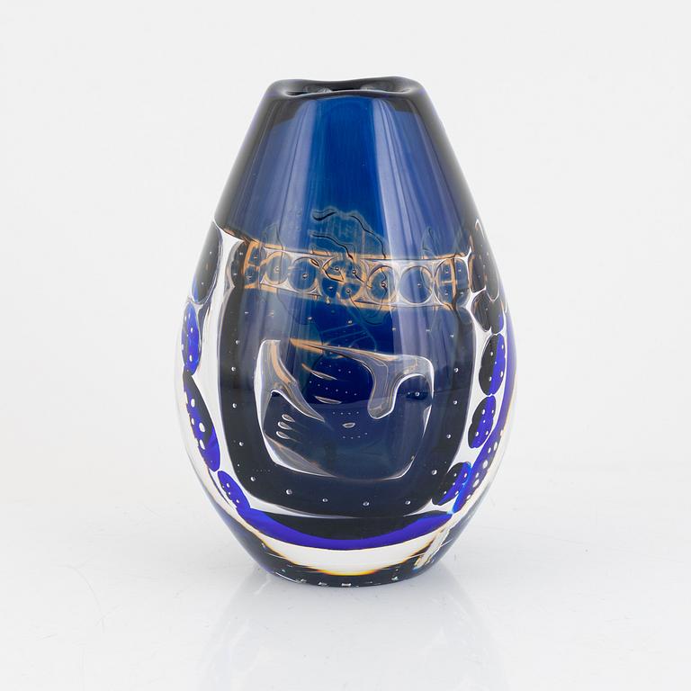 Edvin Öhrström, an ariel vase, 'Flickan och duvan', Orrefors 1988.