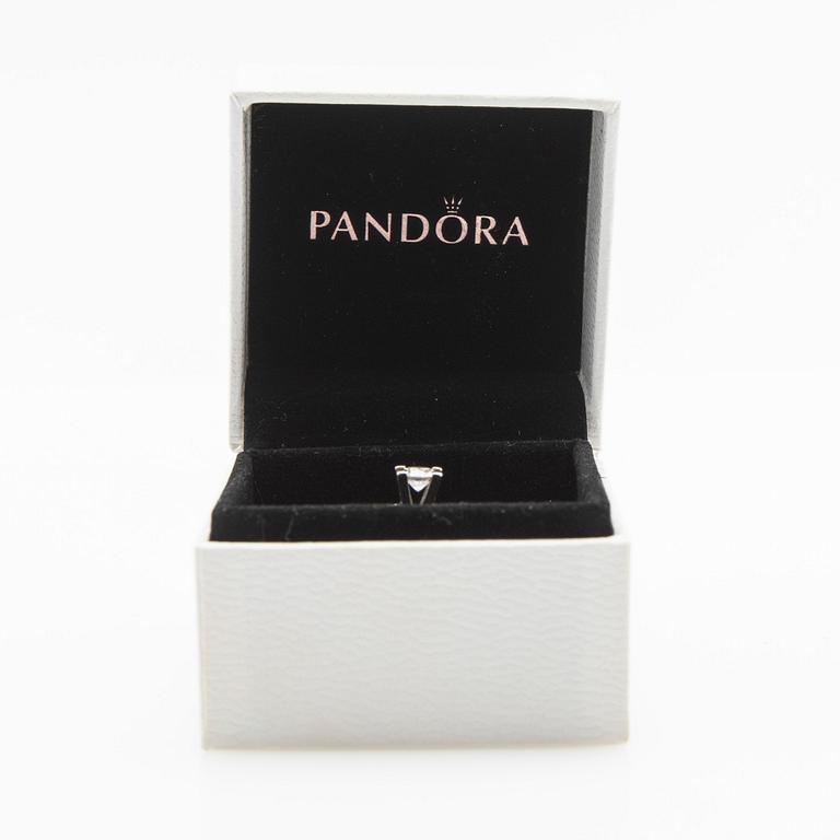 Ring, 18K white gold with brilliant-cut diamonds.