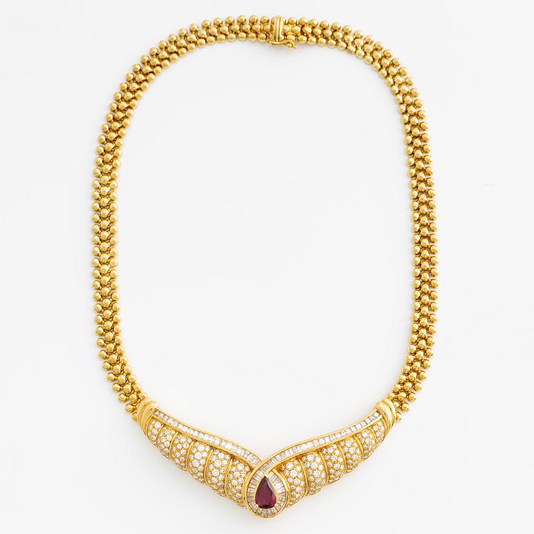 Collier 18K guld med en droppformad fasettslipad rubin 2.03 ct.