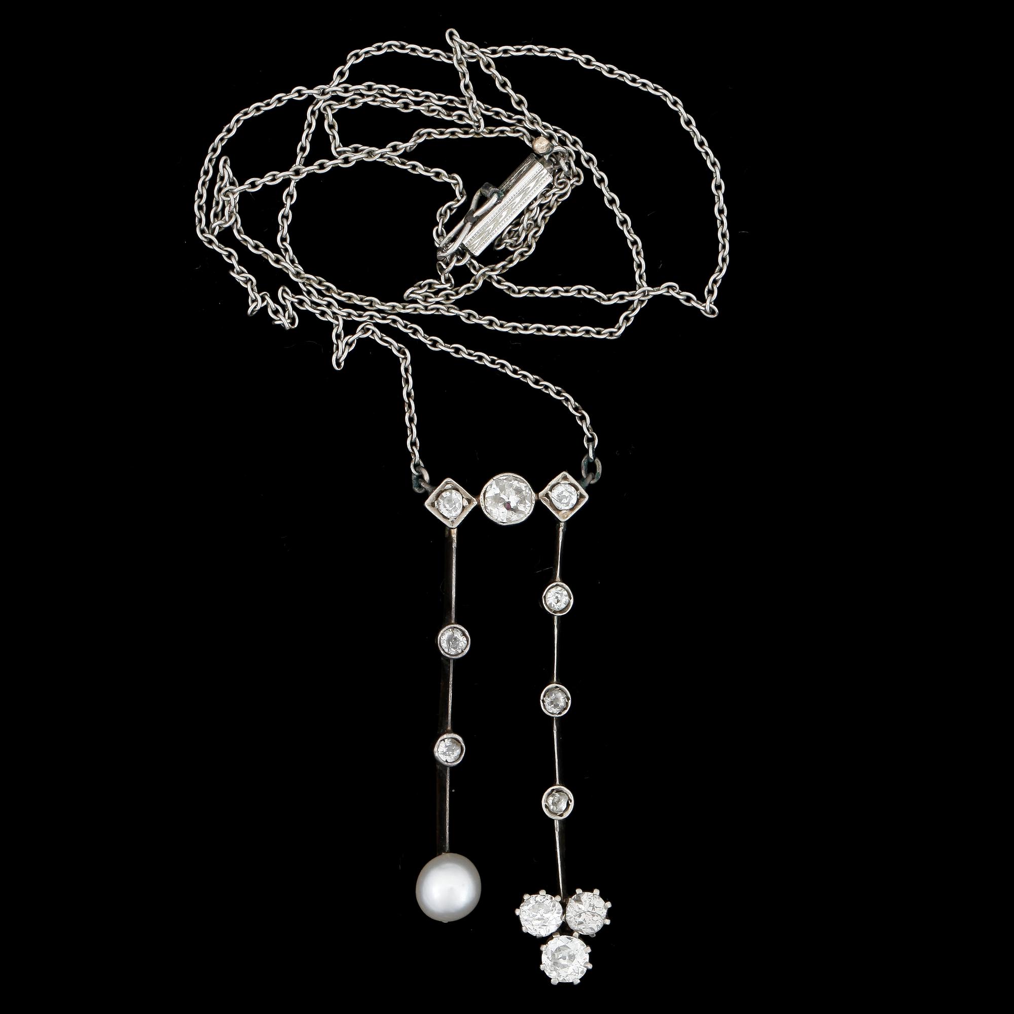 COLLIER, 14k guld och silver, gammalslipade diamanter tot ca0,65ct samt pärla Ø ca5.4mm. Ca 1915.