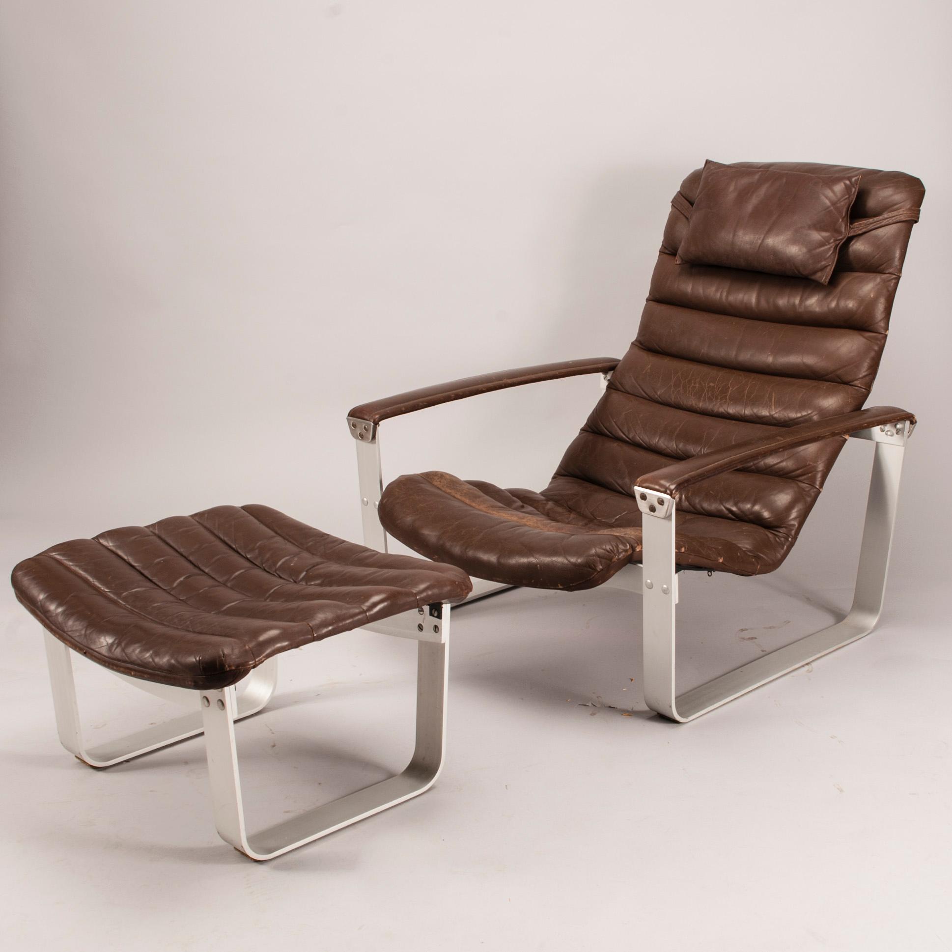 VILSTOL MED FOTPALL, "Pulkka", Ilmari Lappalainen, 1970-talets början. Modellen formgiven 1968.