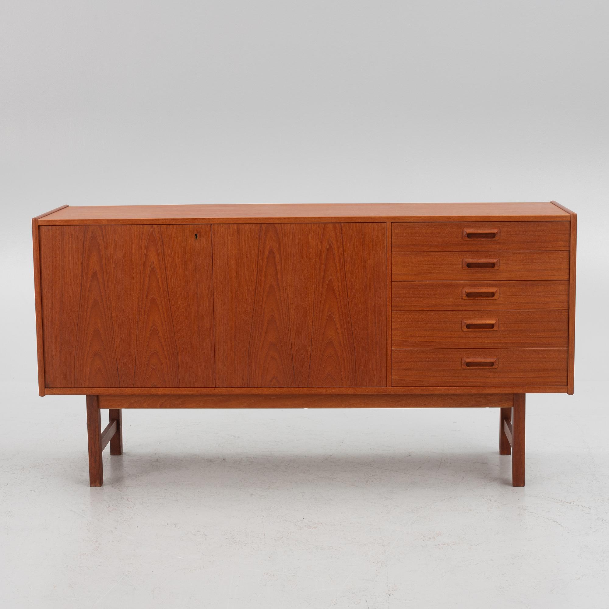 Sideboard, omkring 1900-talets mitt.