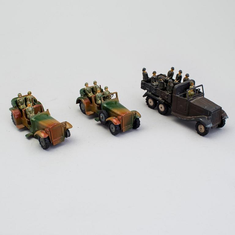 A lot of 24 pieces by Märklin and Lineol, Germany, 1930/40s.