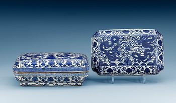 A blue and white 'dragon' box with cover, Ming dynasty with Wanli´s six character mark and of the period (1573-1619).