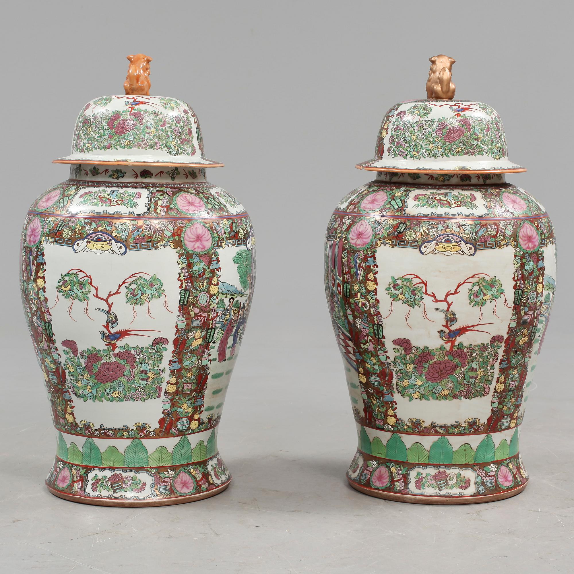 LOCKURNOR, 2 st, porslin, Kina, Kanton, 1900-talets andra hälft.