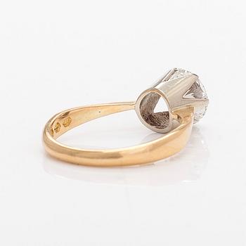 Ring, 18K guld, med briljantslipad diamant ca 1.75 ct, Westerback, Helsingfors 1930.