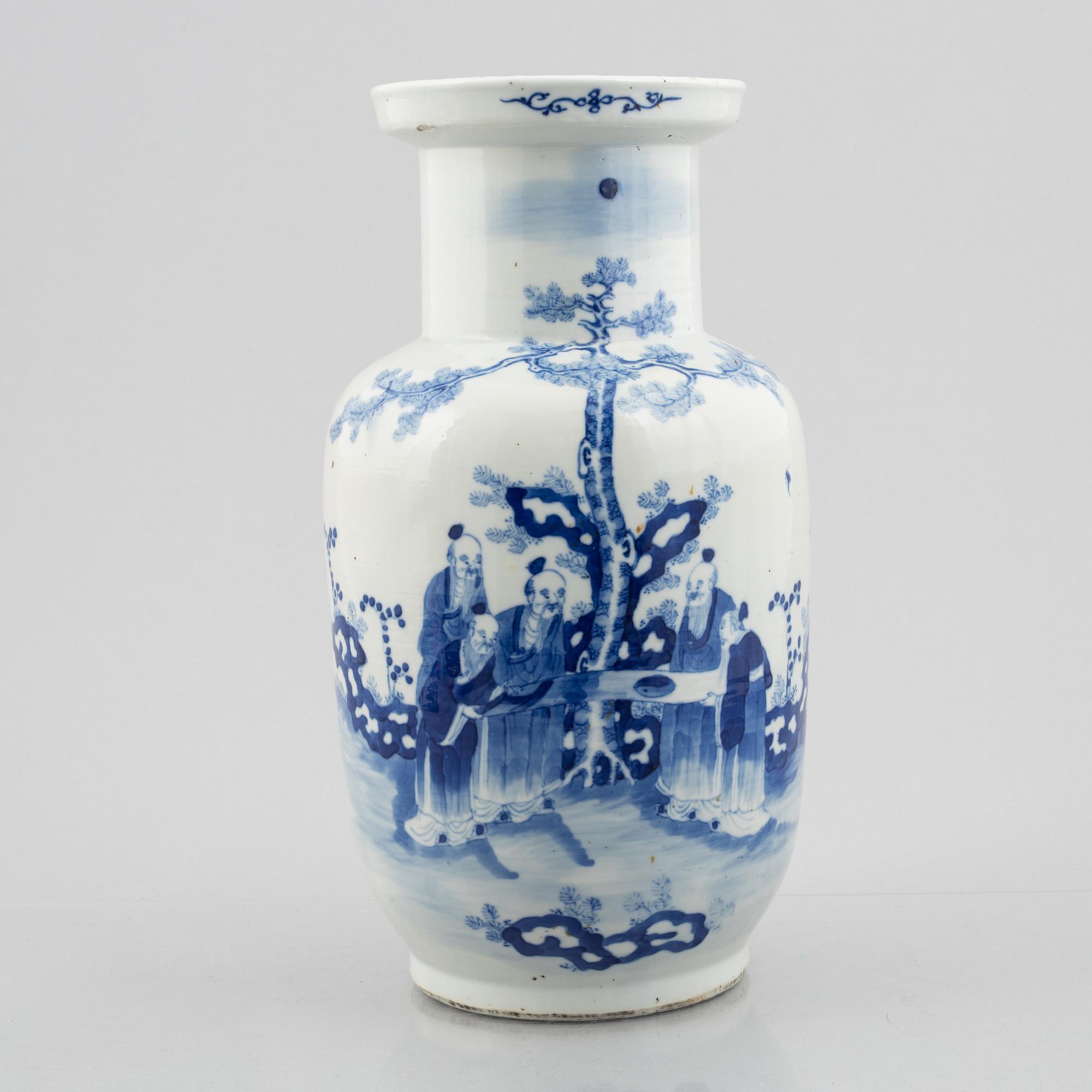 A blue and white porcelain Rouleau vase, China, Qing dynasty, 19th century.