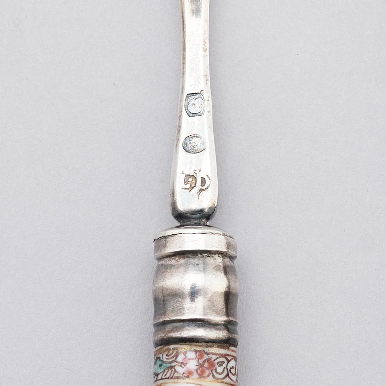 A set of two knifes and two forkes, Qing dynasty, 18th century.