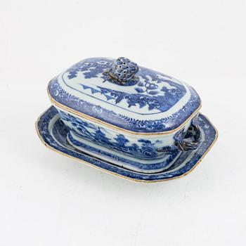 Smörterrin med lock och fat, porslin, Kina, Qingdynastin, Qianlong (1736-95).