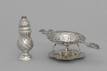TESIL i ställ och SALTSTRÖARE, silver, importstämplar, 1900-talets mitt.