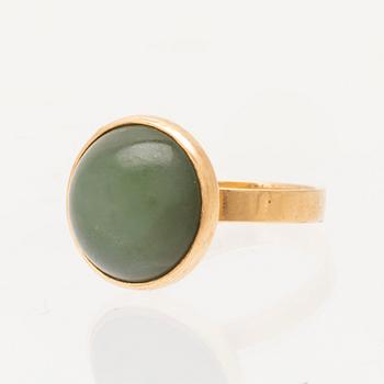 Ateljé Stigbert, ring 18K guld med cabochonslipad grön sten troligen nefrit, 1975.