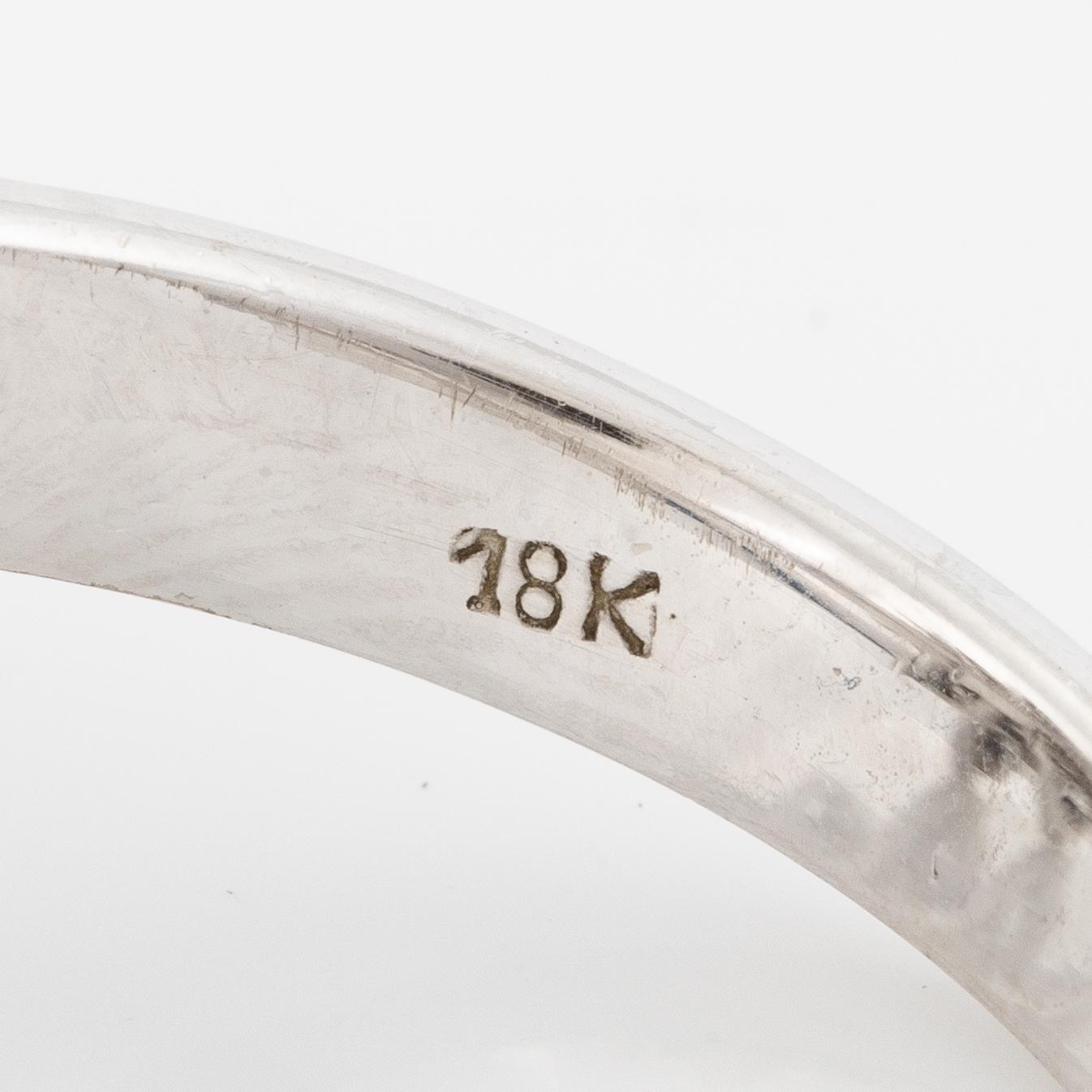 Ring, 18K vitguld med cabochonslipad stjärnsafir och briljantslipade diamanter.