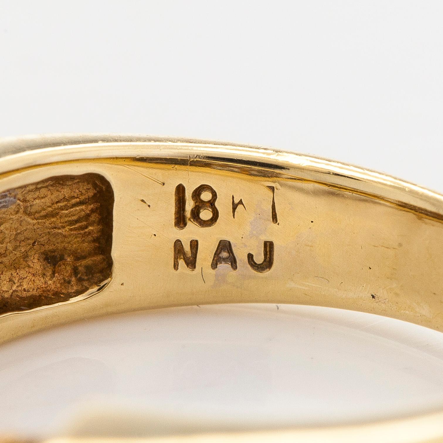 Sormus, 18K kultaa jossa princess- sekä kolmionmuotoon hiottuja timantteja.