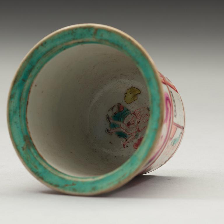 A porcelain cup with cover, late Qing dynasty.