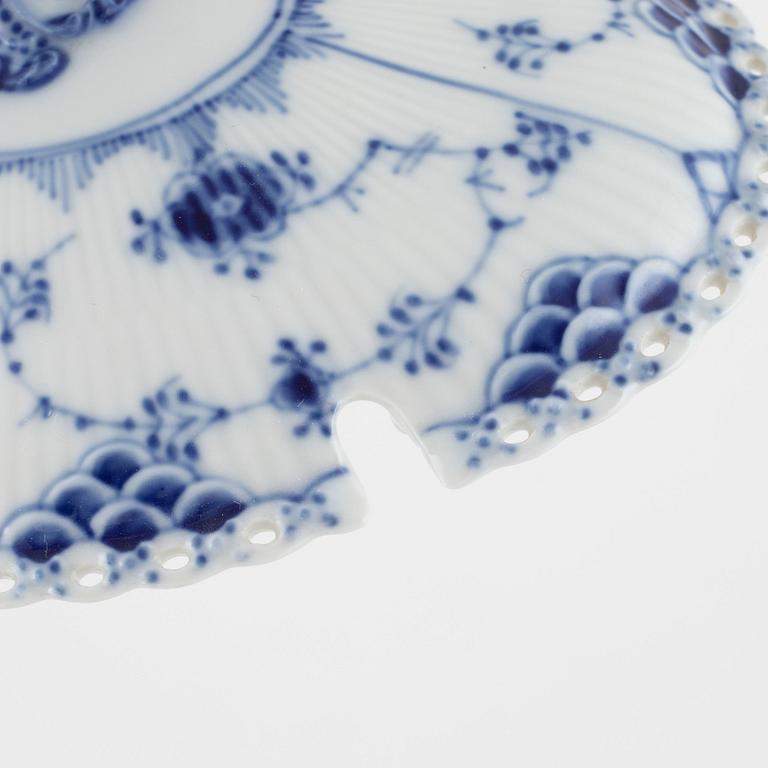 Såsterrin, porslin, helblonde, "Musselmalet", Royal Copenhagen, Danmark.