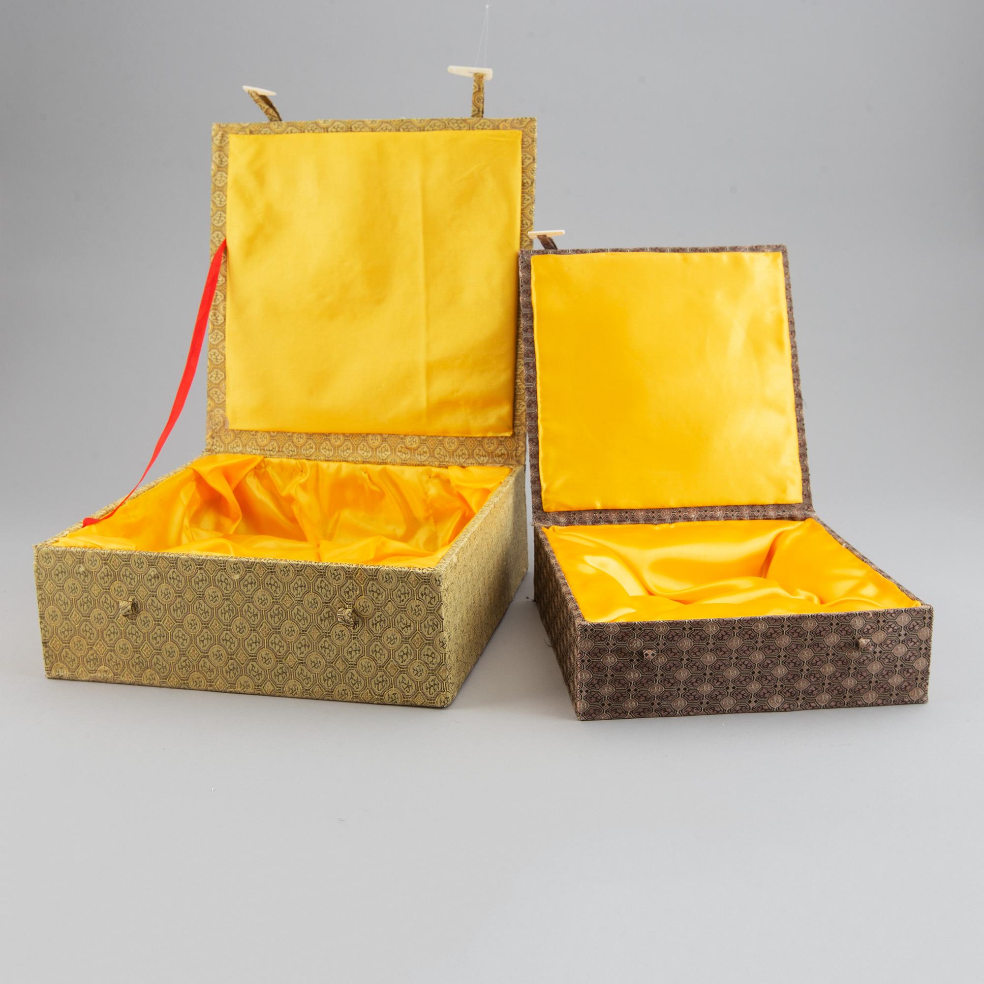 ASKAR, sex stycken, sidenklädda. Kina, 1900-tal.