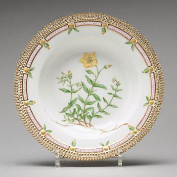 SOPPTALLRIKAR, sex stycken, porslin. "Flora Danica", Royal Copenhagen, Danmark, 1900-tal.