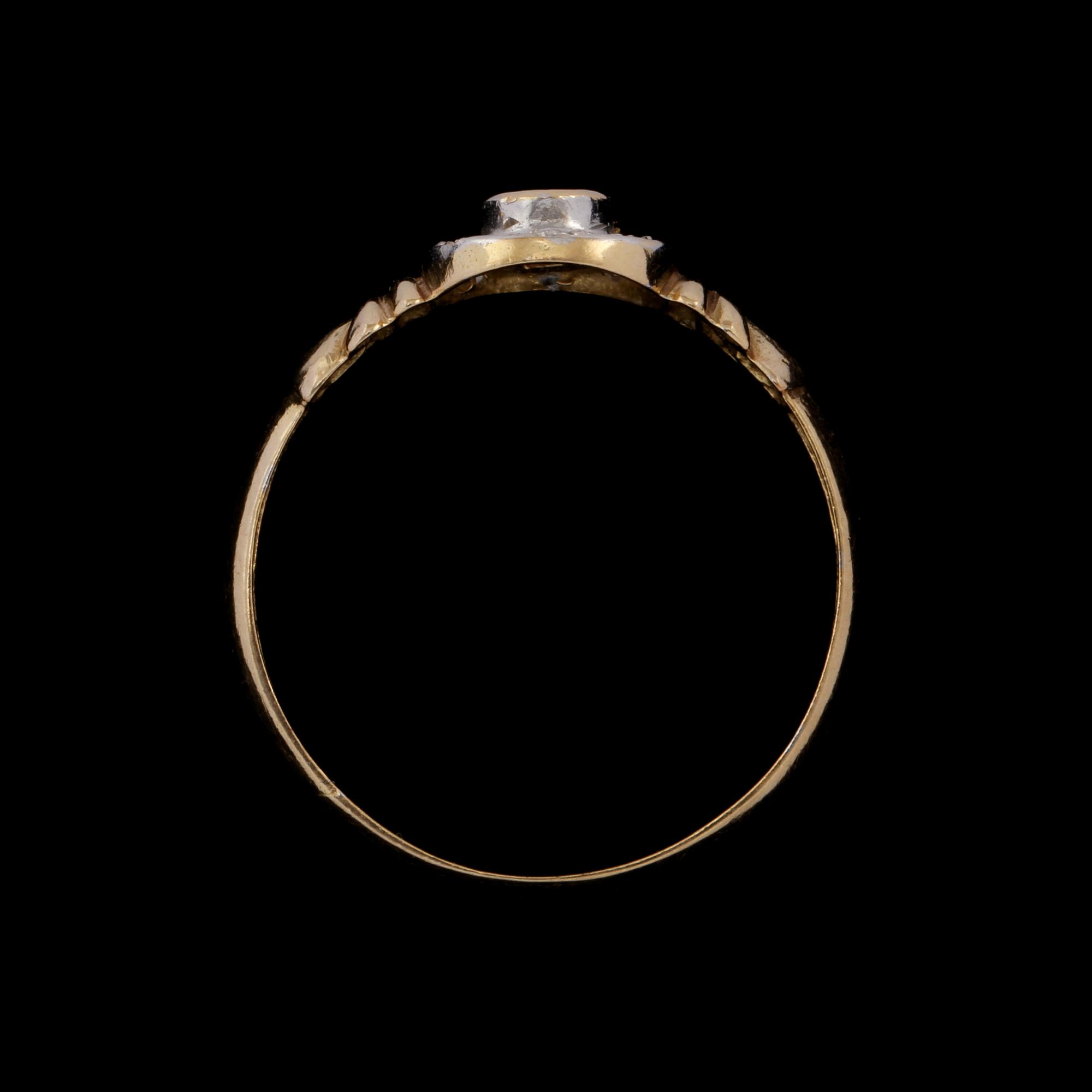 RING, 18k guld md fasettslipad blå safir samt 8 briljantslipade diamanter, totalt ca 0.24 ct. Vikt 3 g.