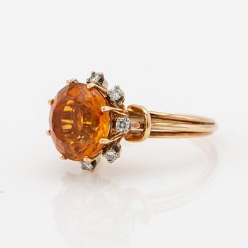 Ring, 14k guld med orange citrin och briljantslipade diamanter.