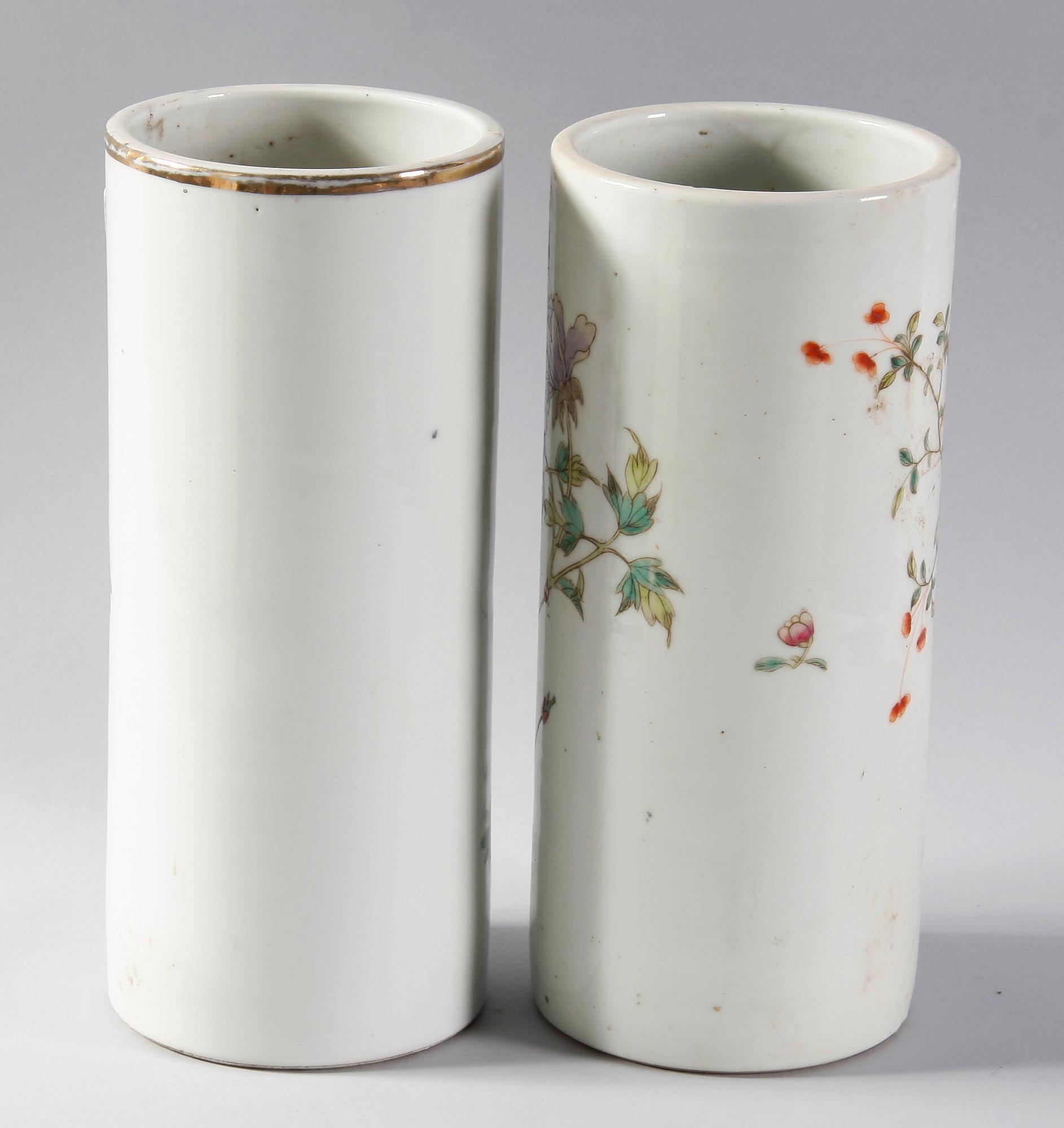 PENSELVASER, 2 st, porslin, Kina, 1900-tal.