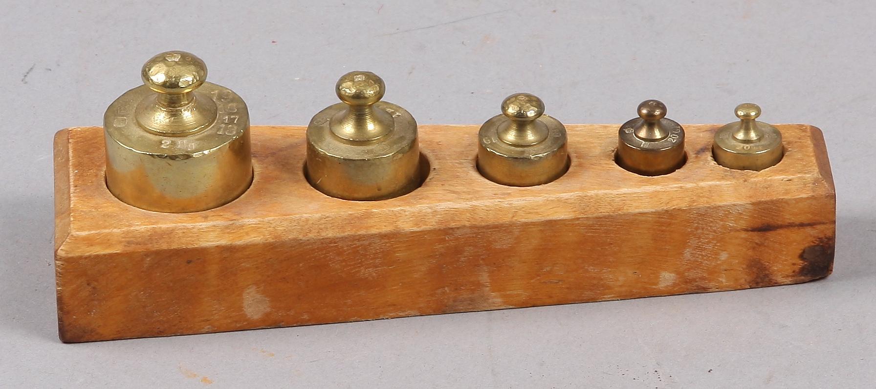 BRÄNNVINSMÅTT, 3 st, samt VIKTSATS, koppar och mässing, 1800, 1900-tal.