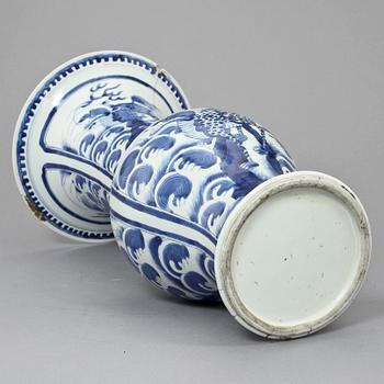 A blue and white vase, Qing dynasty, Kangxi (1662-1722).