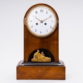 A MANTELPIECE CLOCK. 19th century.