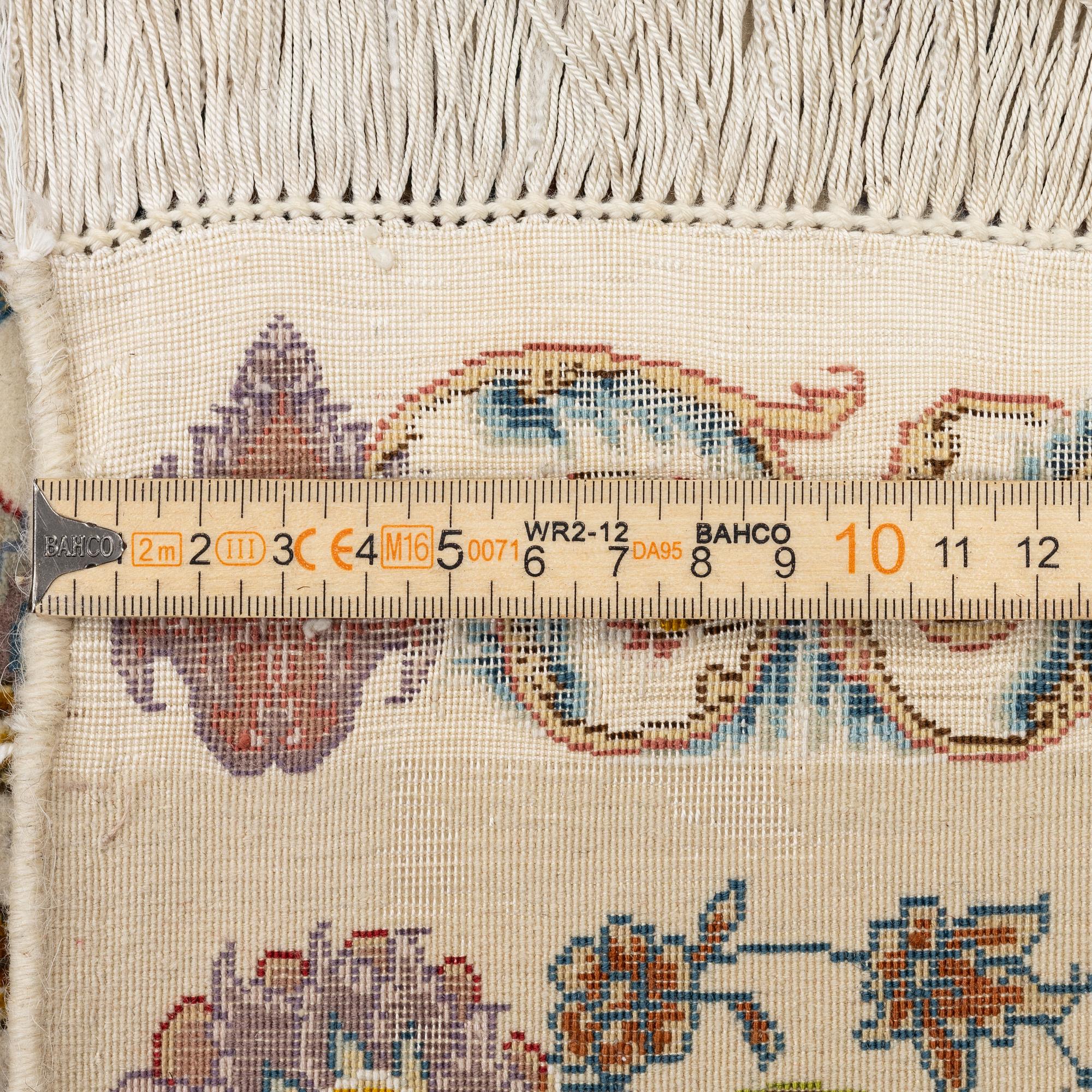 Matta, Täbris, part silk, s.k. 80 Raj, Nortvästra Iran, signerad ca 280 x 170 cm.