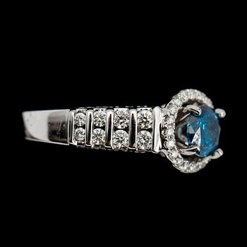 RING, 14 k vitguld, blå briljantslipad diamant ca 0.81 ct samt briljantslipade diamanter tot ca 0.80 ct.