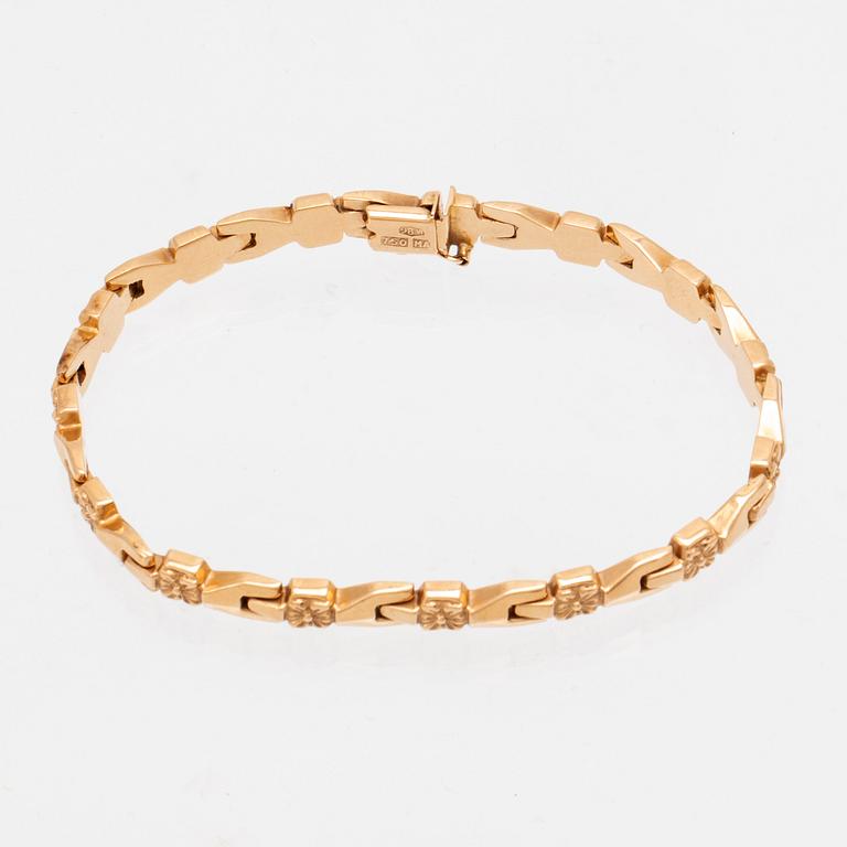 An 18K gold bracelet.