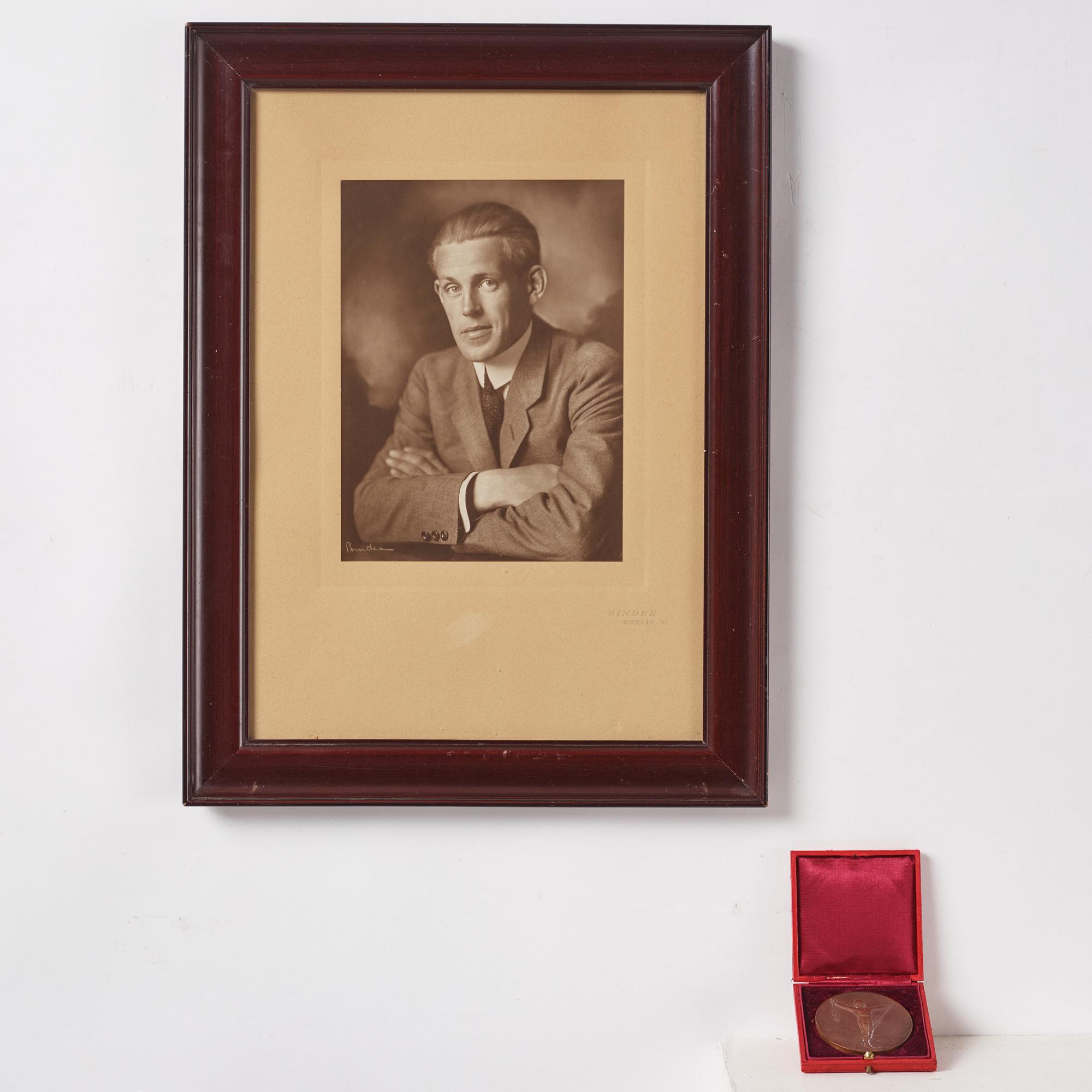 Medalj, 1:a olympiska vinterspelen Chamonix 1924 samt foto.