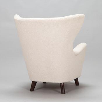 A mid-20th-century armchair.