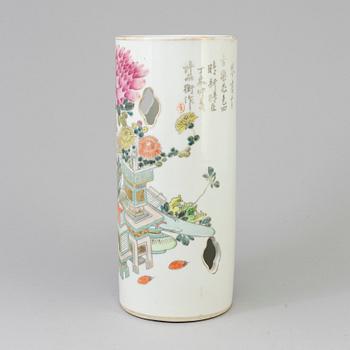 A Chinese famille rose porcelain hat stand, early 20th century.