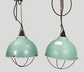 INDUSTRILAMPOR, ett par, 1900-talets andra hälft. H ca 37.